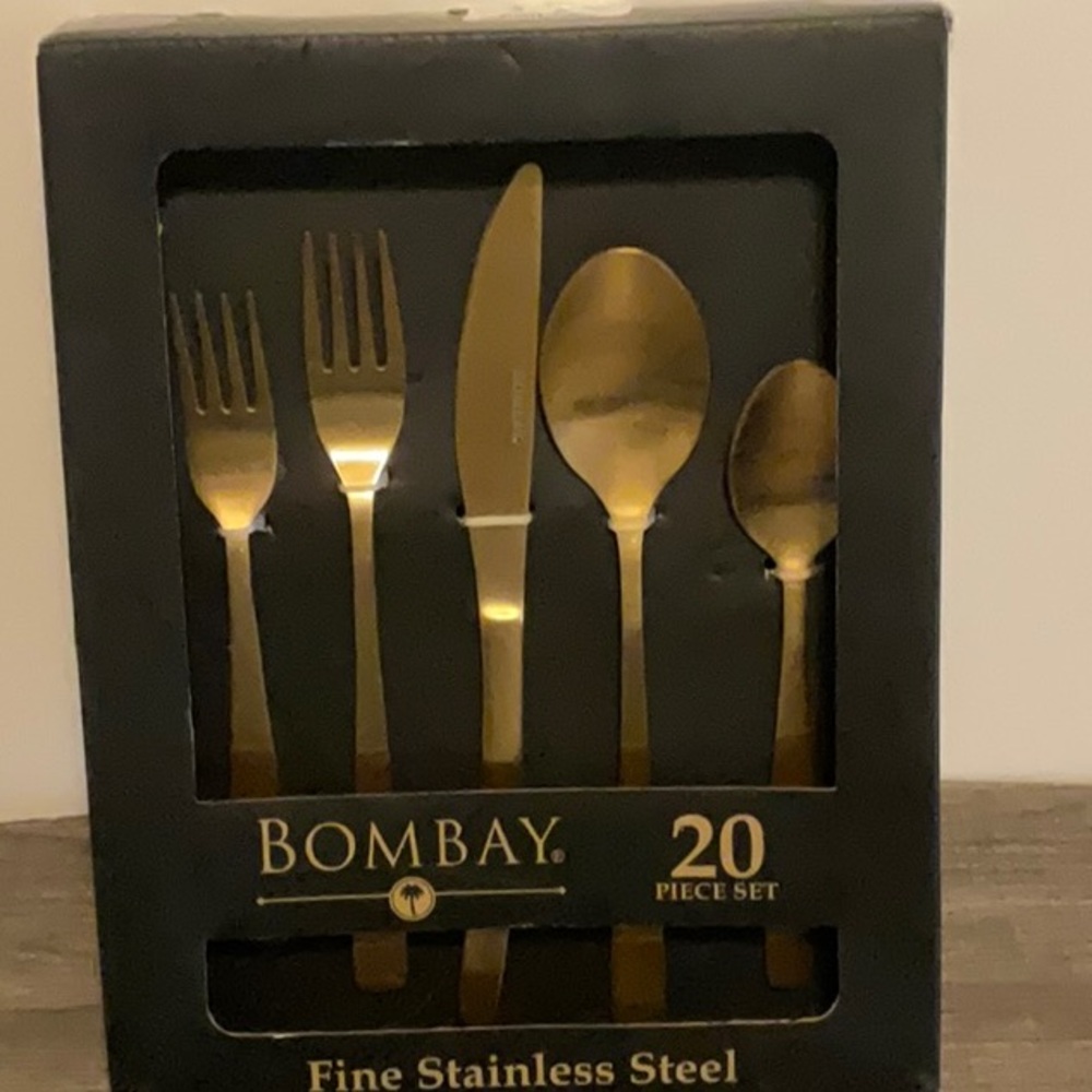 BOMBAY SERAFINA GOLD FINE STAINLESS 20pc. FLATWARE. NEW IN BOX